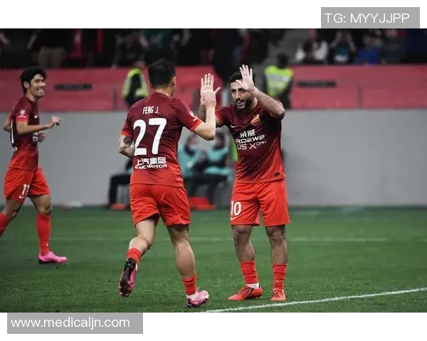 鲍世蒙精彩助攻助力上海海港赢得关键比赛展现出色团队合作精神 鲍世蒙精彩助攻助力上海海港赢得关键比赛展现出色团队合作精神