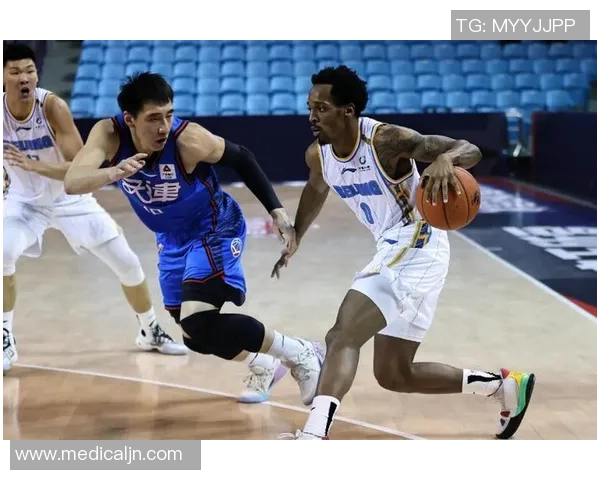 巴里-布朗梅开二度,助广州击败辽宁 巴里-布朗梅开二度,助广州击败辽宁