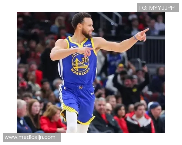 库里连续10场砍下30+得分,展现顶尖射手实力 库里连续10场砍下30+得分,展现顶尖射手实力