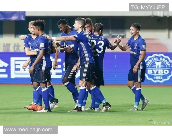 沙尔克04惨遭德甲失利,球队连败局势难改 沙尔克04惨遭德甲失利,球队连败局势难改